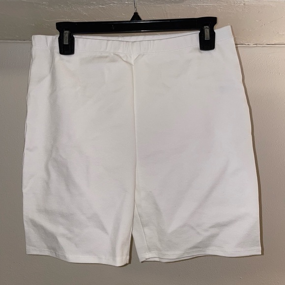 Fashion Nova Women’s classic mini Biker Shorts White - Picture 4 of 9